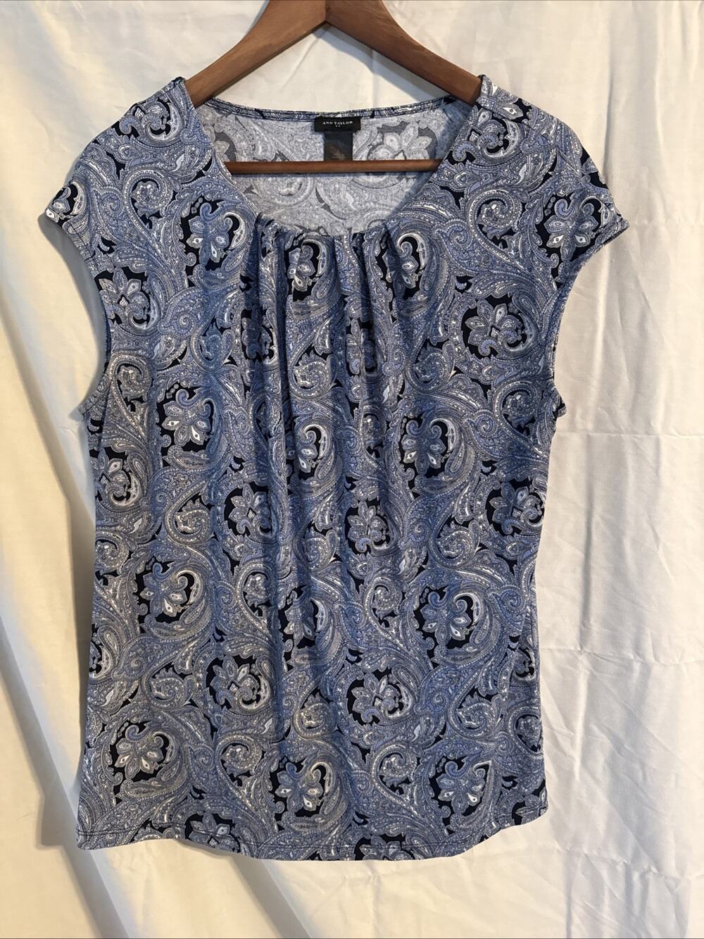 Ann Taylor Womens Size L Blue Paisley Pleated Scoop Neck Cap Sleeve Top